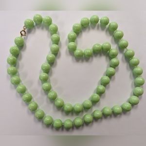VTG PALE GREEN NECKLACE